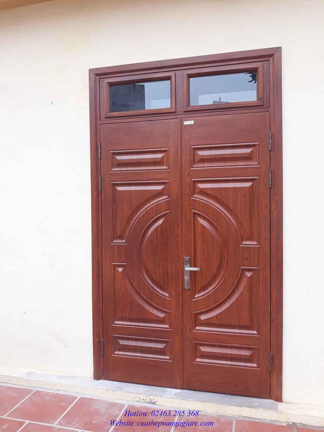 Với cửa thép vân gỗ, sự bền bỉ và độ bảo vệ của chiếc cửa sẽ được nâng lên một tầm cao mới. Bạn sẽ không chỉ được an tâm khi sử dụng mà còn cảm nhận được sự sang trọng và tinh tế từ thiết kế của loại cửa này.
